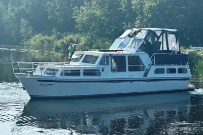 motorkruiser op rustige rivier