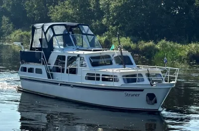 witte motorkruiser varend op kanaal