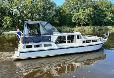 motorkruiser op rivier met bomen