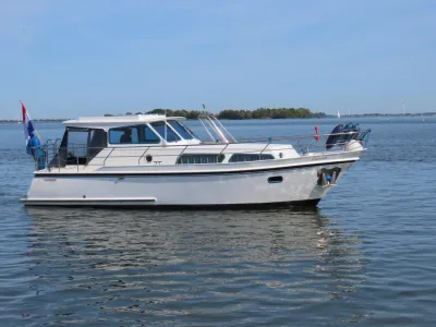 witte motorboot op rustig water