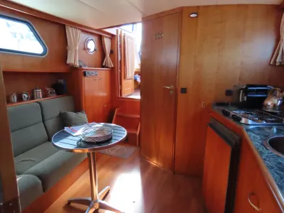 interieur met zithoek en kombuis