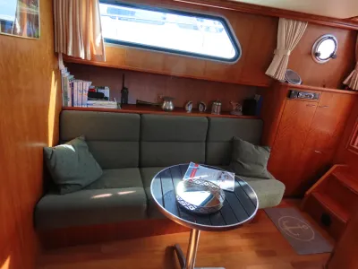 interieur salon met tafel en bank