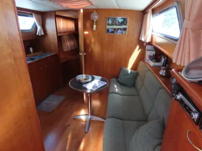 interieur van kajuit met zithoek en keuken