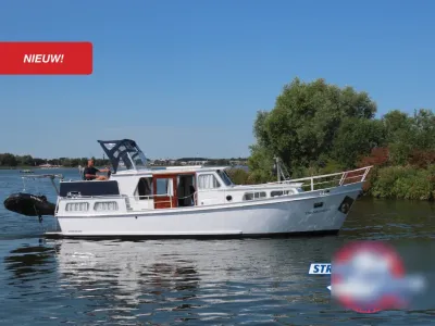 witte motorkruiser op het water