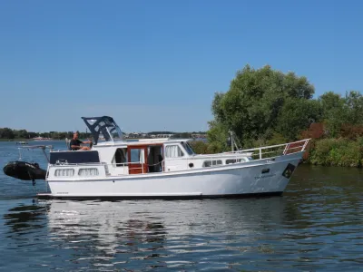 motorkruiser op rustig water