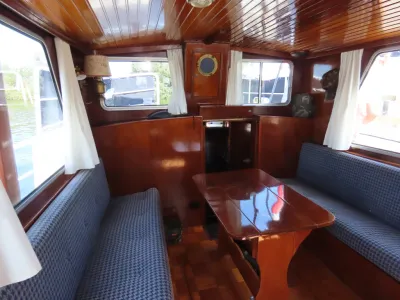 interieur salon met tafel en banken