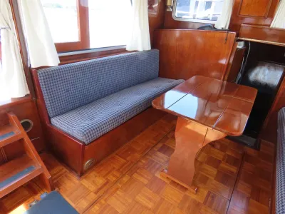 interieur met bank en houten tafel
