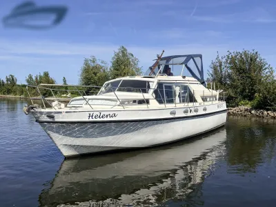 motorjacht aangemeerd in rustig water