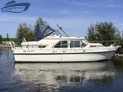 motorjacht in het water