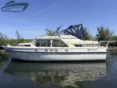 motorboot aangemeerd bij een oever