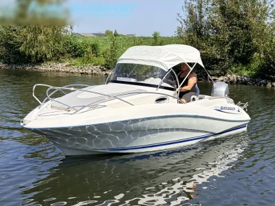 open consoleboot met bimini op het water