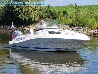 witte consoleboot op stil water