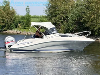 consoleboot op het water bij oever