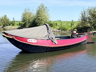 roze en zwarte boot op rustig water