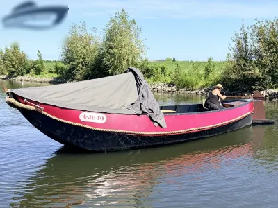 roze en zwarte boot op rustig water
