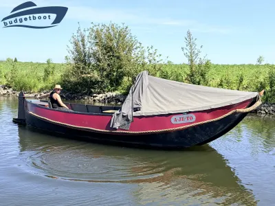 rode houten boot op rustig water