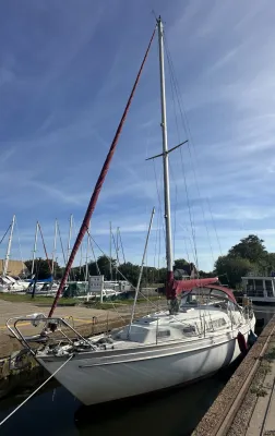zeiljacht afgemeerd in een jachthaven