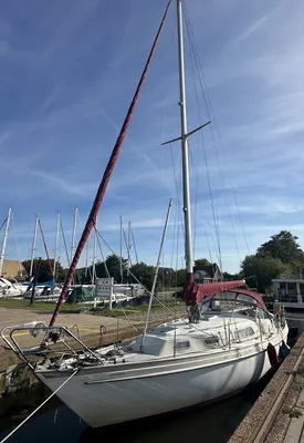 zeiljacht afgemeerd in jachthaven