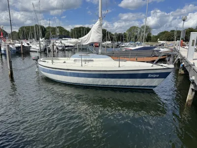 zeiljacht afgemeerd in jachthaven
