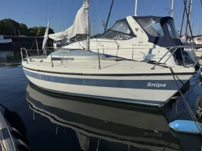 zeiljacht aangemeerd in jachthaven
