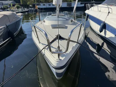vooraanzicht kajuitzeiljacht in jachthaven