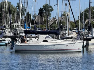 zeiljacht in een drukke jachthaven