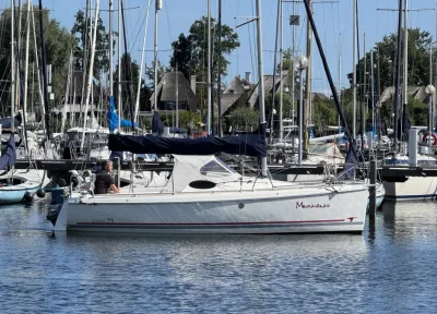 zeiljacht in een drukke jachthaven