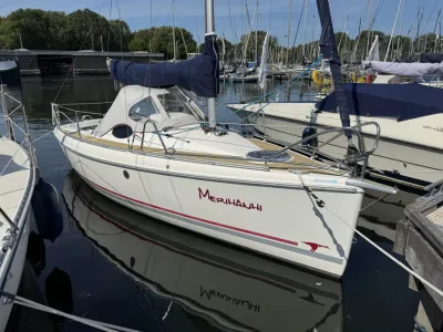 zeiljacht afgemeerd in een jachthaven