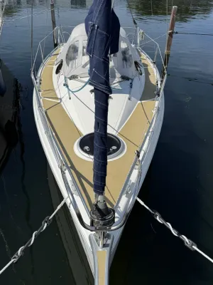 voorsteven van zeilboot in jachthaven