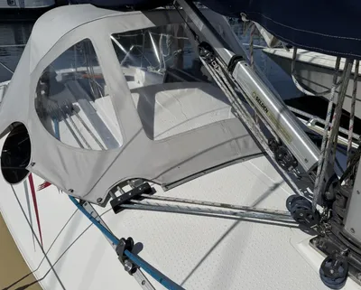 dek en buiskap van zeiljacht met tuigage