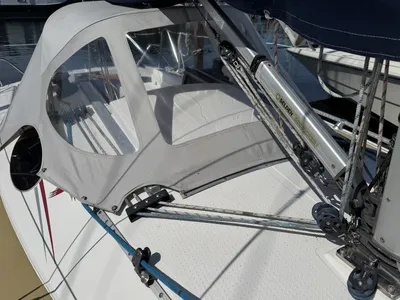 dek met buiskap en mastvoet van zeiljacht