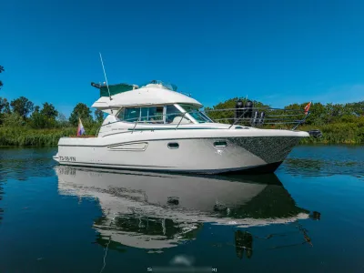 motorboot op rustige rivier met blauwe lucht