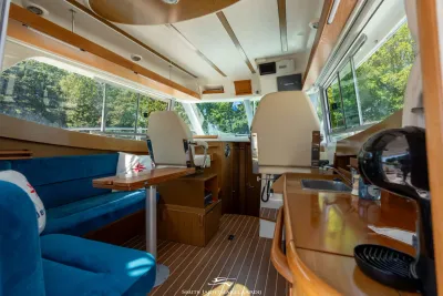 kajuitinterieur met stuurstand en zitbank