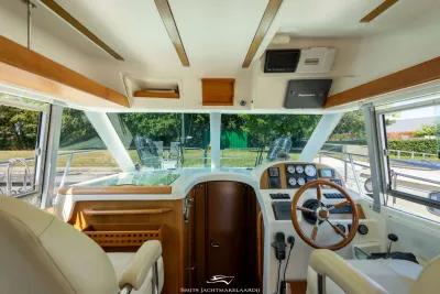 stuurstand en interieur van de boot