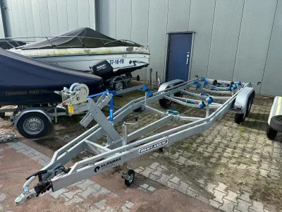 lege boottrailer op bestrating bij loods