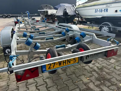 boottrailer op betegelde parkeerplaats