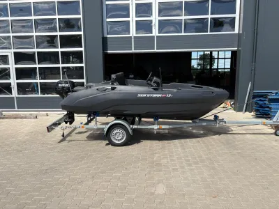 boot op trailer voor loods