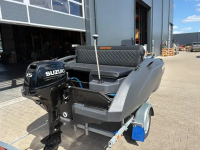 achteraanzicht kleine open boot op trailer