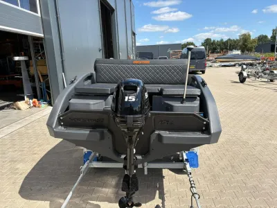 achteraanzicht kleine boot op trailer