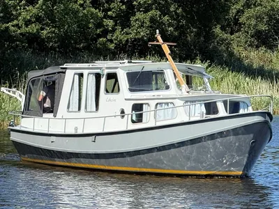 motorboot op water met groene oever