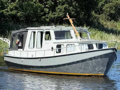 motorvlet op water met riet en bomen