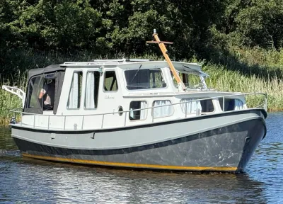 motorboot op water met groene oever