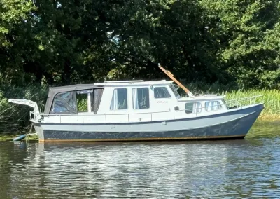motorboot afgemeerd op water bij bomen