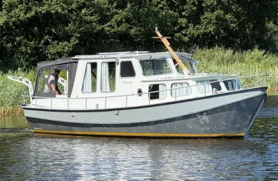 motorvlet op water met riet op achtergrond