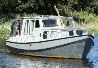 motorboot op water bij rietkraag