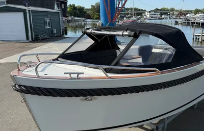 motorboot op trailer in jachthaven