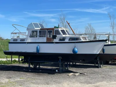 jacht op de kant met cabine en romp zichtbaar