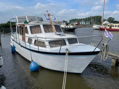 aangemeerd motorjacht in jachthaven