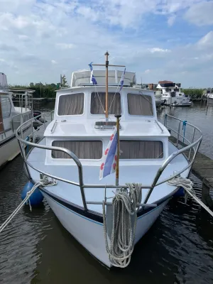 motorjacht afgemeerd aan steiger