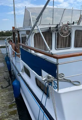 zijaanzicht van schip afgemeerd in haven